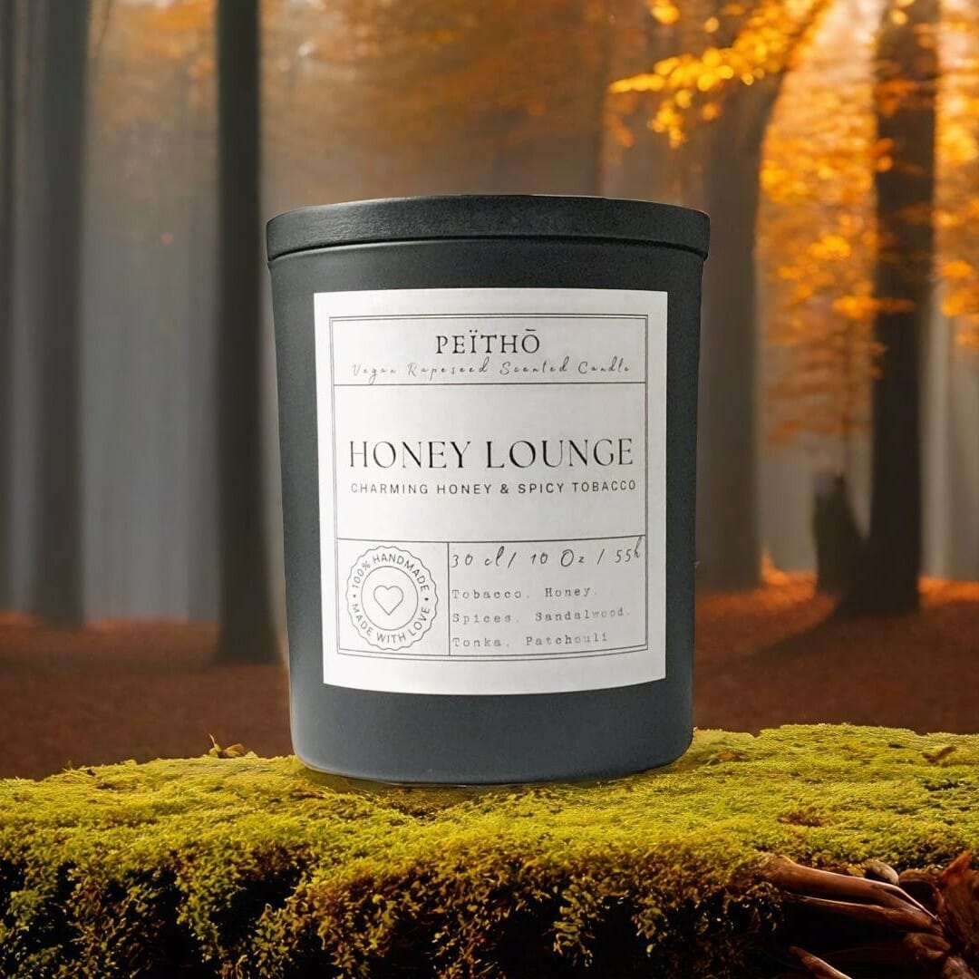 Peitho-Perfumes.ScentedCandles_ A sweet Honey Lounge - Scented Candle displaying the words Honey Lounge, placed on a bed of moss.